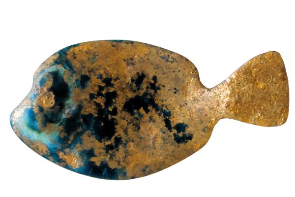 "Petit poisson exotique" en stéatite et paillettes bronze